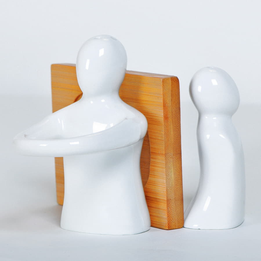 Солонка и перечница  "Объятия" в упаковке, 9х8х9,5см, фарфор, бамбук, коричневый, белый-1