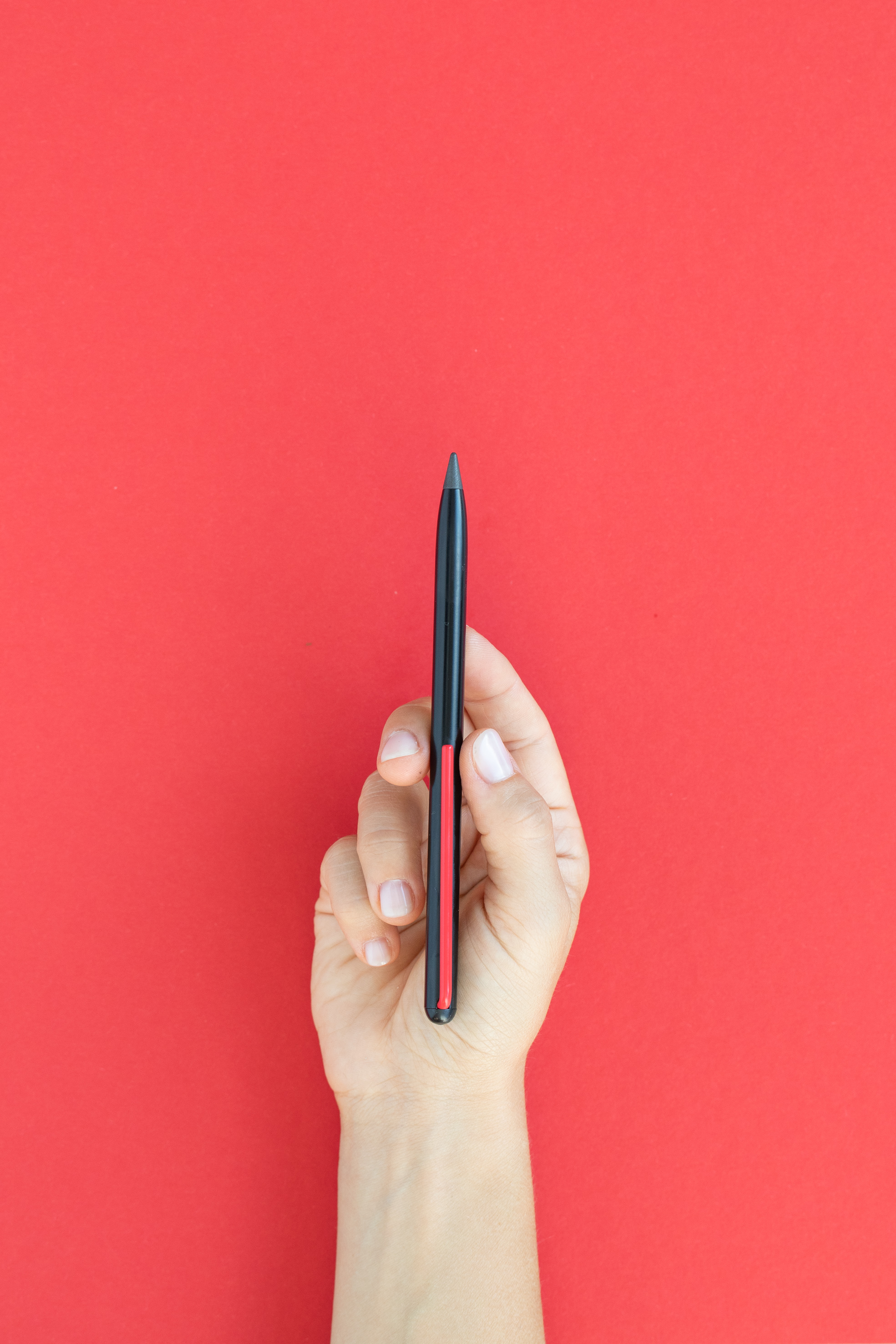 Карандаш Pininfarina GrafeeX с красным клипом в чехле из переработанной кожи-4