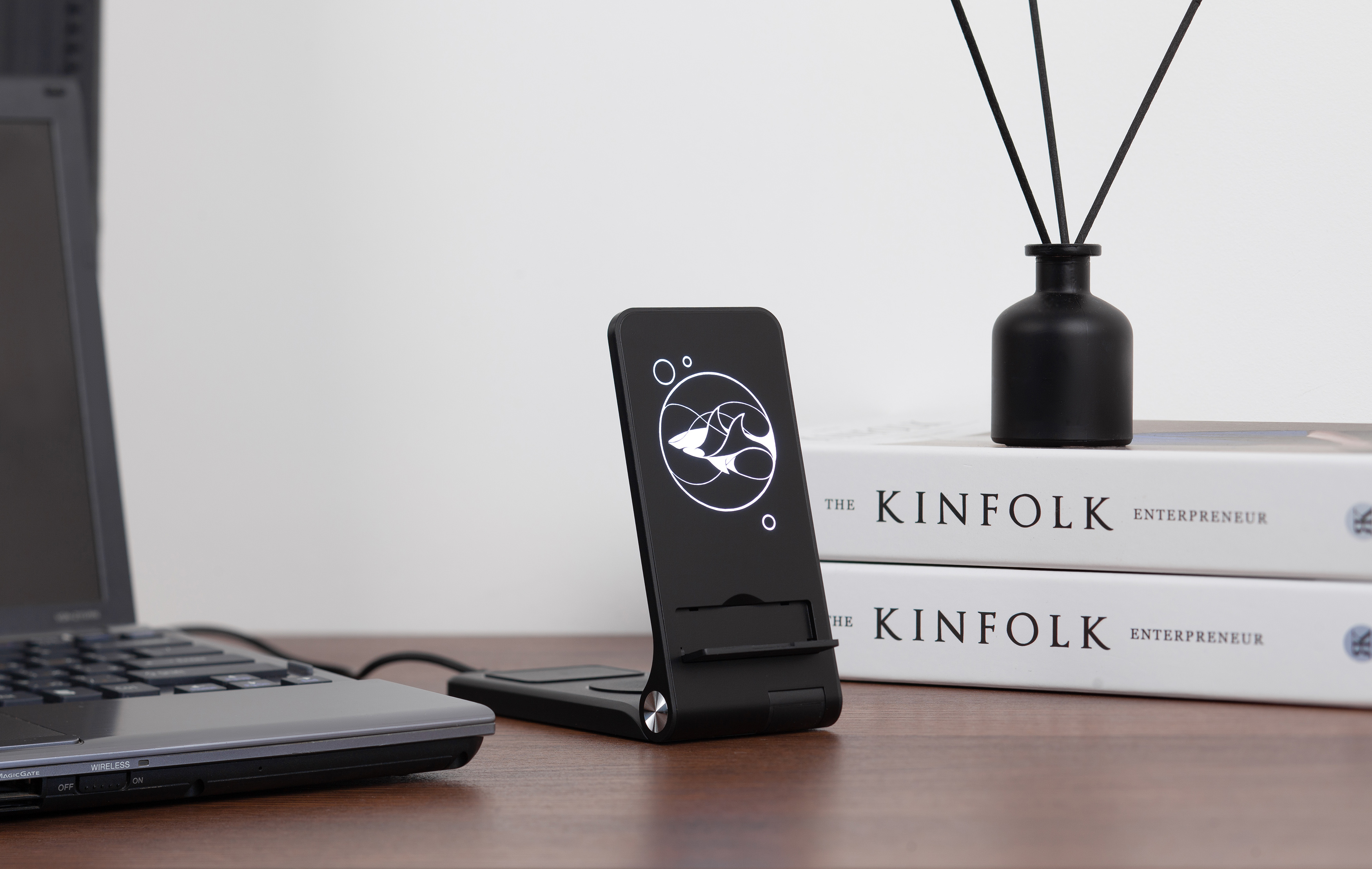 Складная беспроводная (15W) зарядная станция "Clap" с подсветкой логотипа и подставкой для смартфона-2