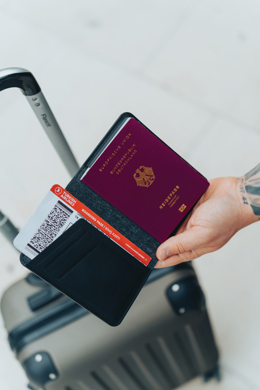 Обложка для паспорта Travelfinder с технологией Find My-9