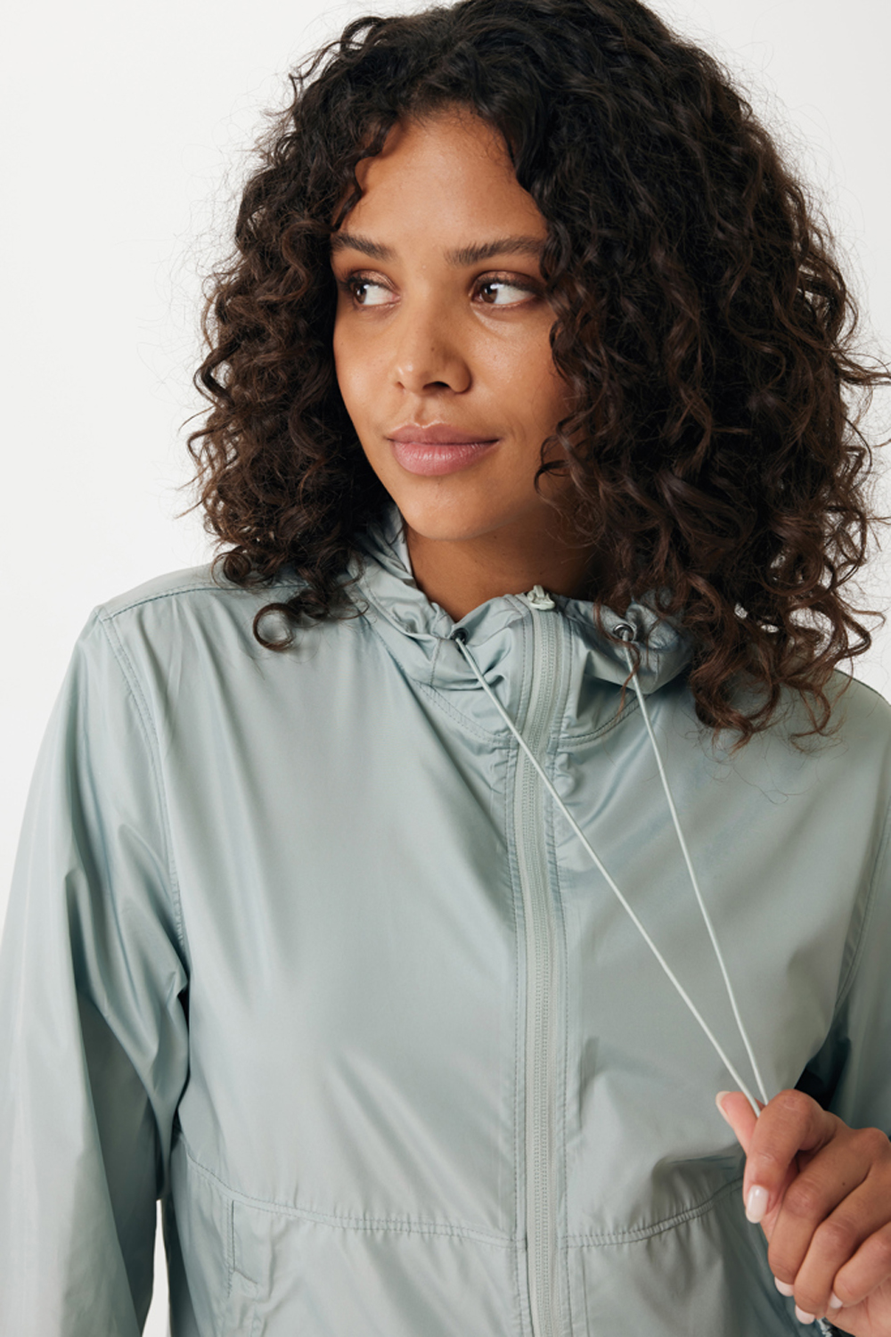 Ветровка Iqoniq Logan из переработанного полиэстера AWARE™, унисекс, 70 г/м²-17