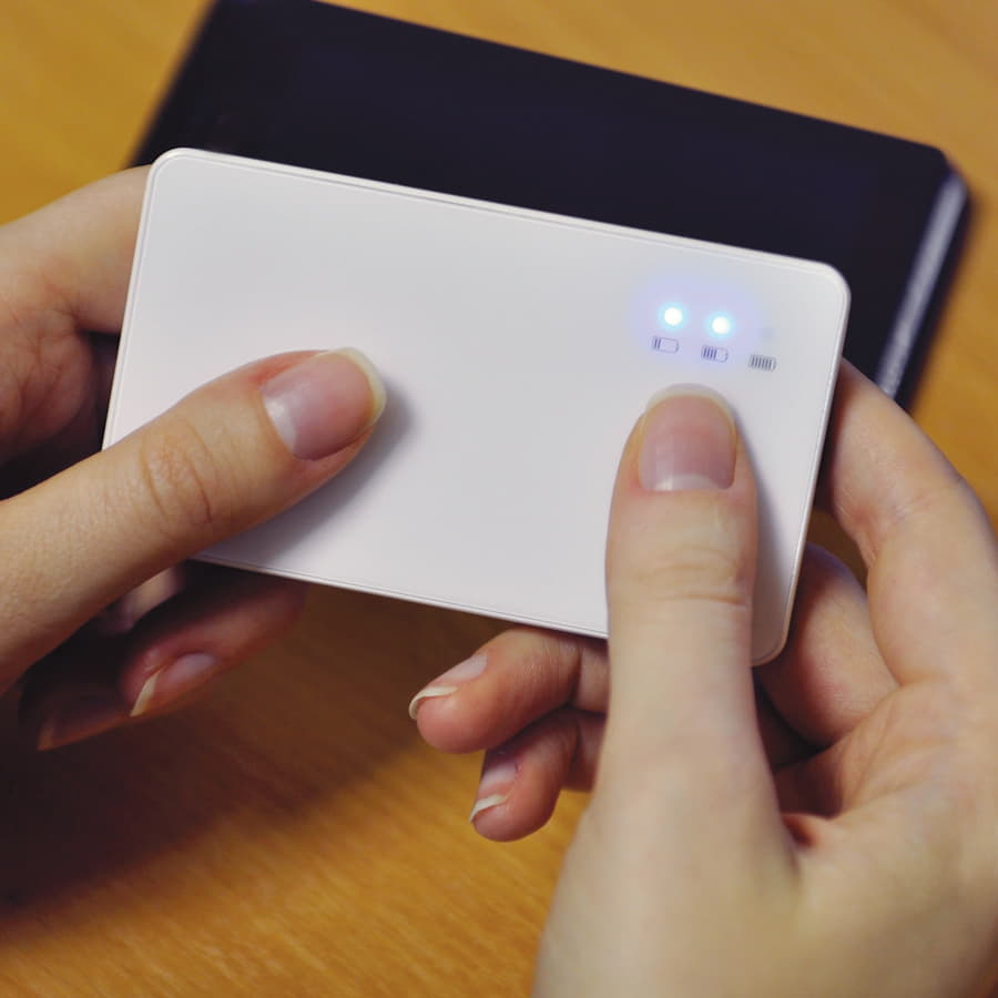 Универсальное зарядное устройство "Plain" (2800mAh) с фонариком, белый-5