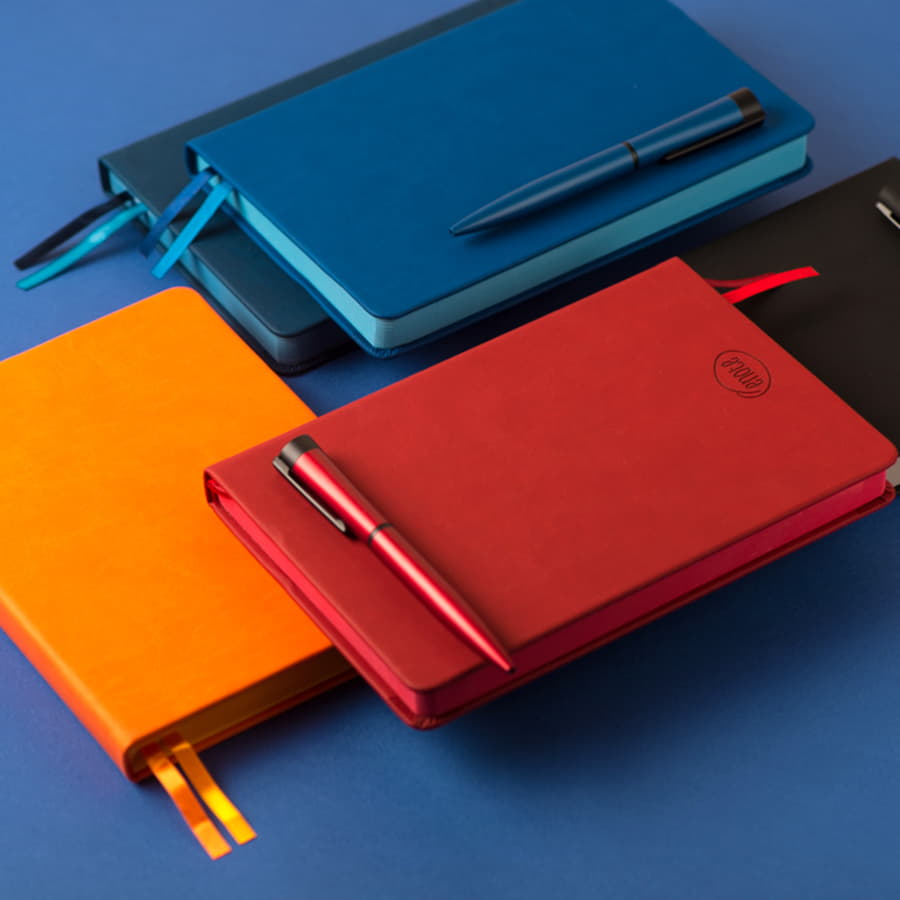 Ежедневник датированный на 2022 год Softie, А5, бордовый, кремовый блок, бордовый обрез, бордовый-4