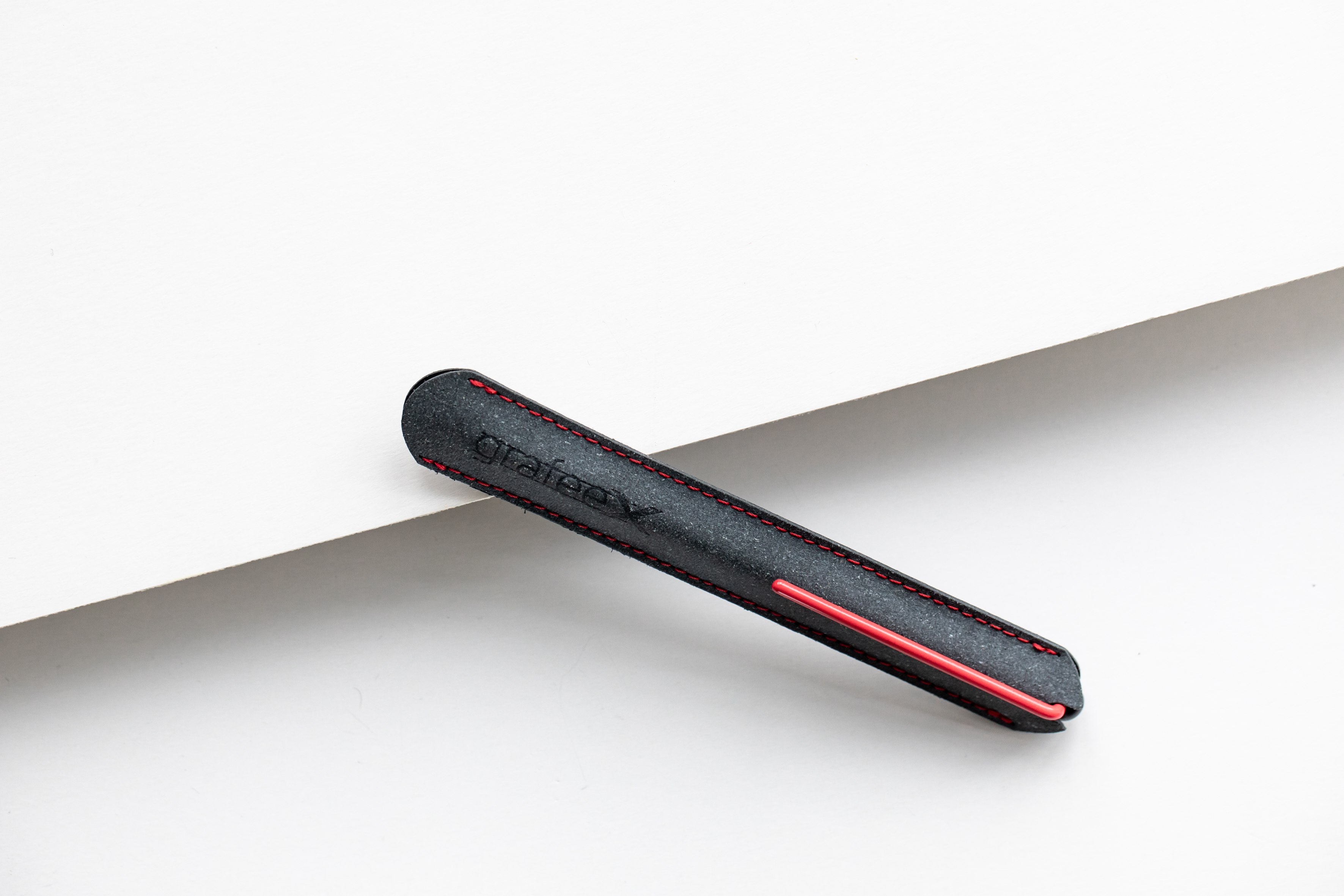 Карандаш Pininfarina GrafeeX с красным клипом в чехле из переработанной кожи-7