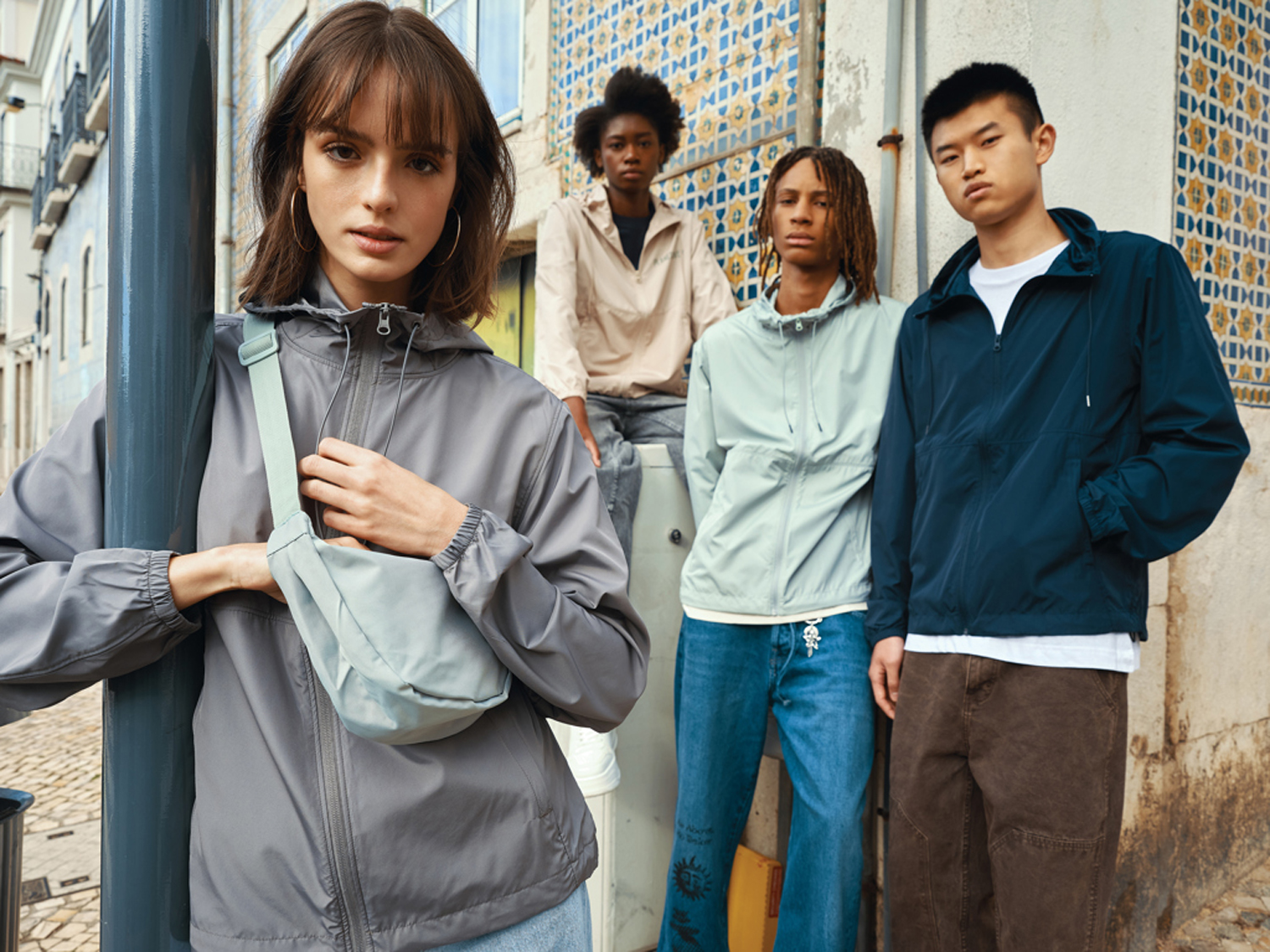 Ветровка Iqoniq Logan из переработанного полиэстера AWARE™, унисекс, 70 г/м²-23