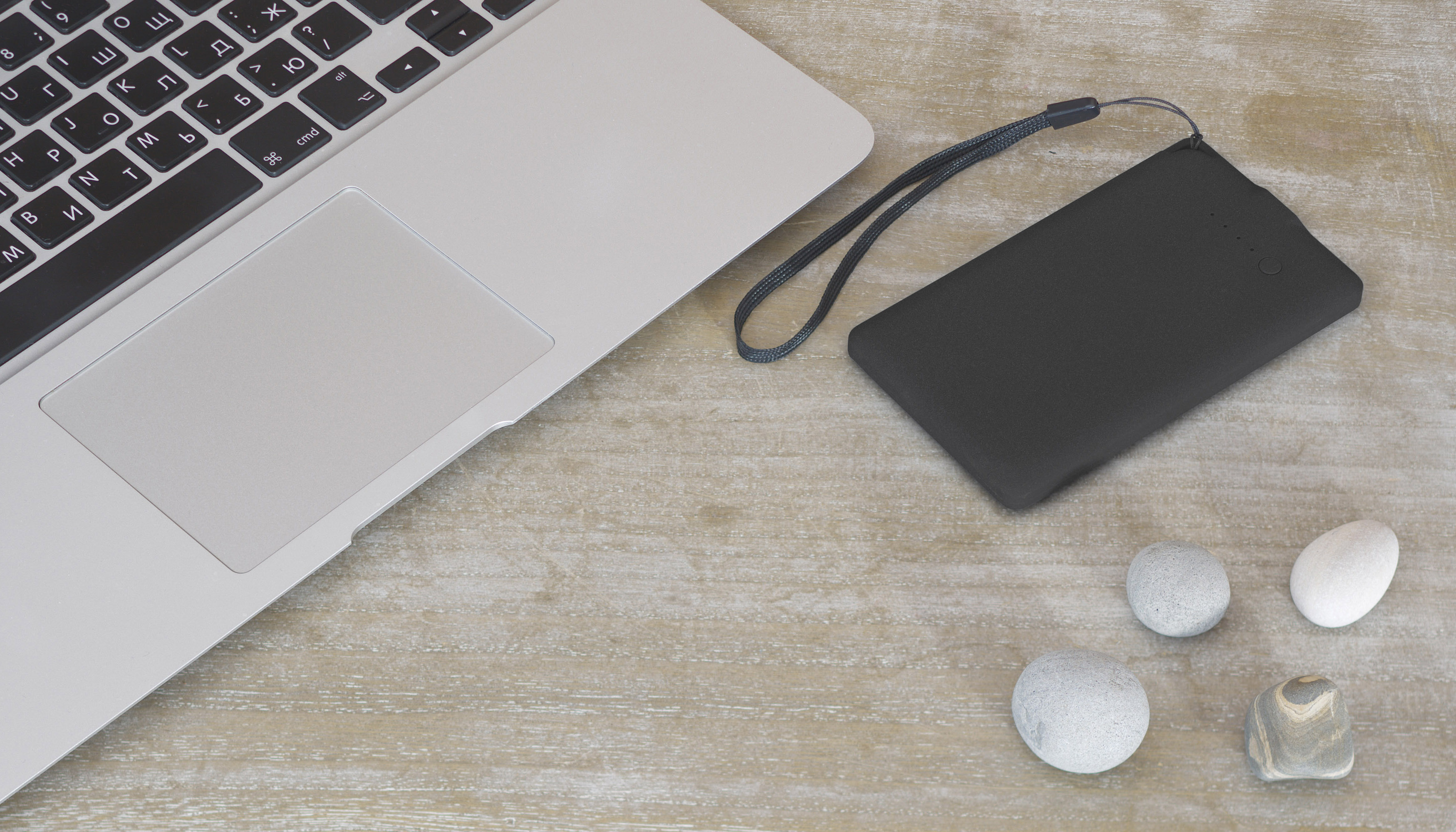 Зарядное устройство "Камень" с покрытием soft grip, 4000 mAh в подарочной коробке, черный #-1