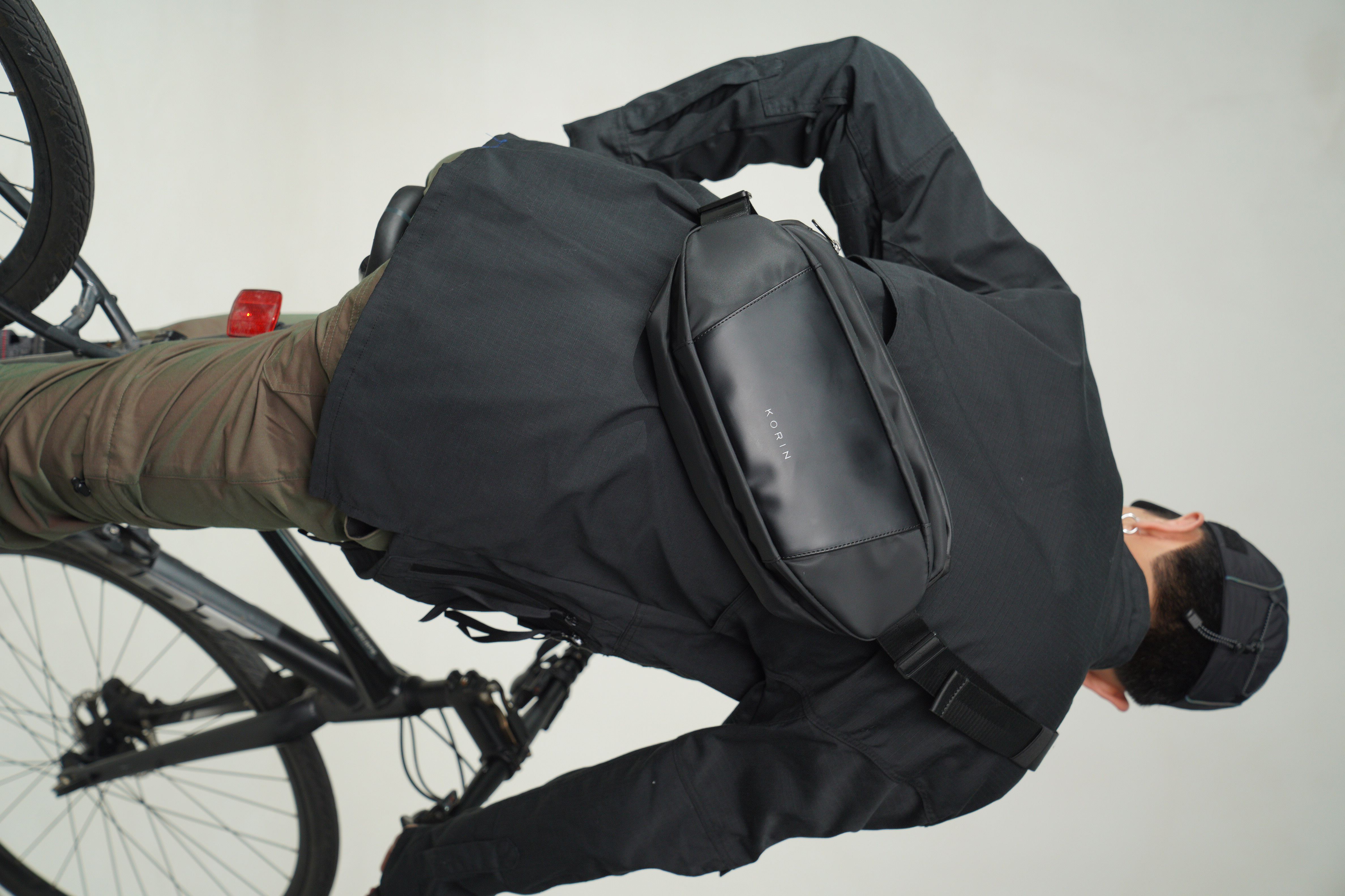 Наплечная сумка FlipSling 32х16х10 см, черная-10